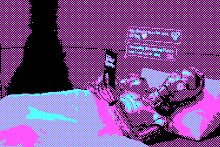 Een gepixelde foto van C3PO die in bed berichtjes aan het sturen is.